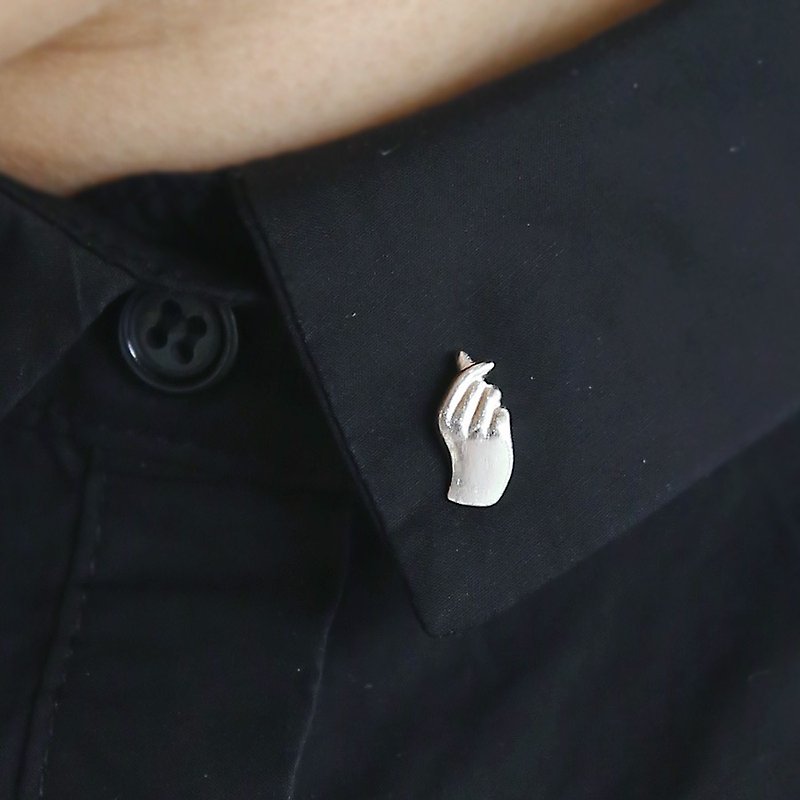 Love hand sign pin, Korean Finger Heart pin, I love you hand sign pin,Mini Heart - เข็มกลัด/พิน - โลหะ สีเงิน