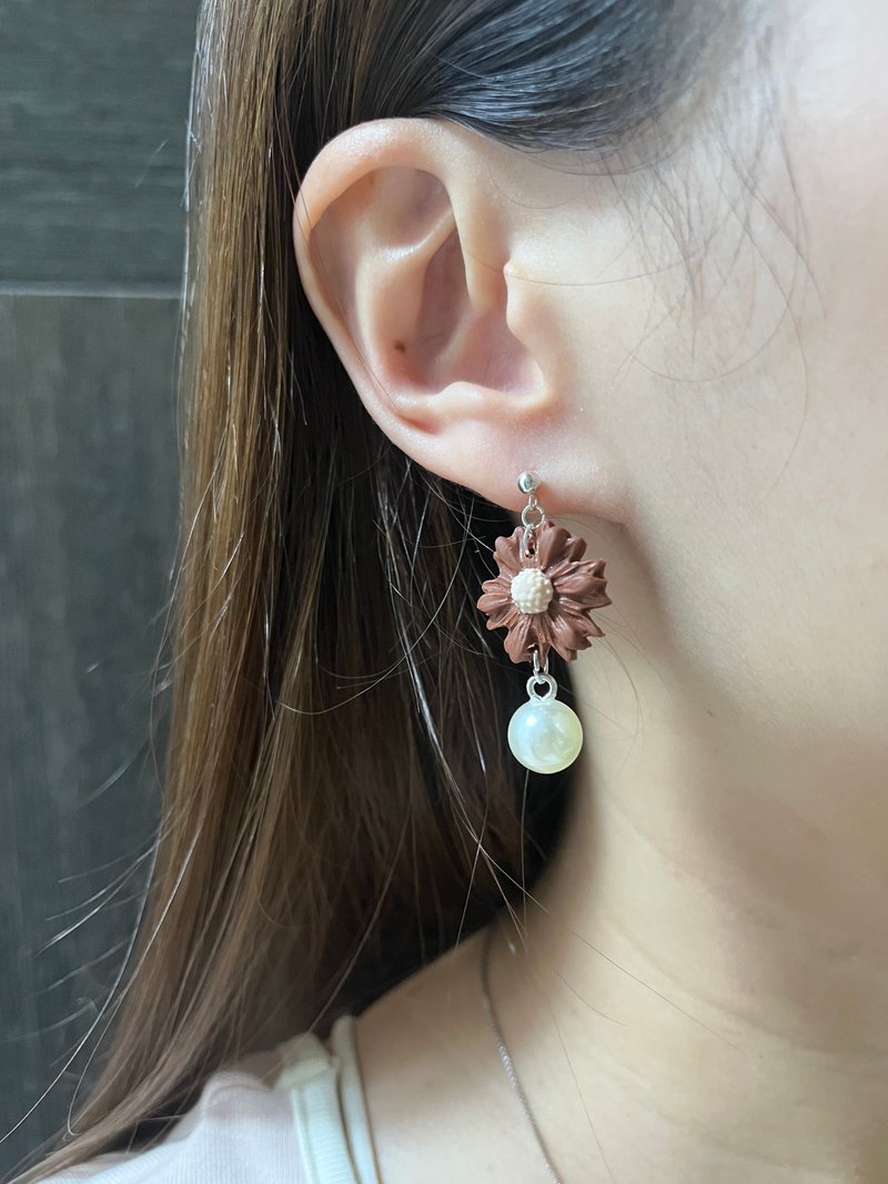 CM brown chrysanthemum pearl handmade soft clay earrings 925 sterling silver earrings - ต่างหู - ดินเผา สีนำ้ตาล