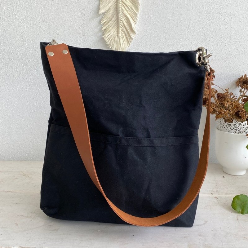 Hobo Tote Bag, Canvas Zipper tote, Shoulder bag with leather strap-Black - กระเป๋าแมสเซนเจอร์ - วัสดุอื่นๆ สีดำ