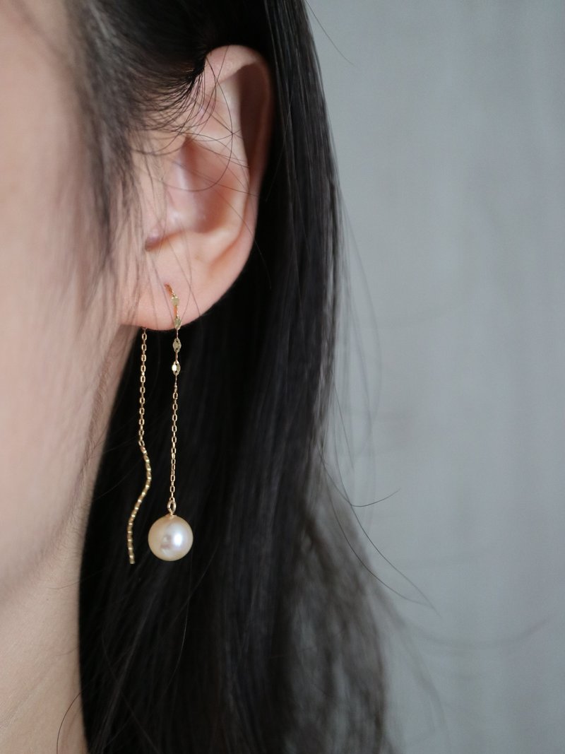 Natural cream akoya pearl earrings, dangling type, 18k design chain, natural betel green akoya pearl earrings, pearl earrings, 18k gold ear wire - ต่างหู - ไข่มุก สีทอง