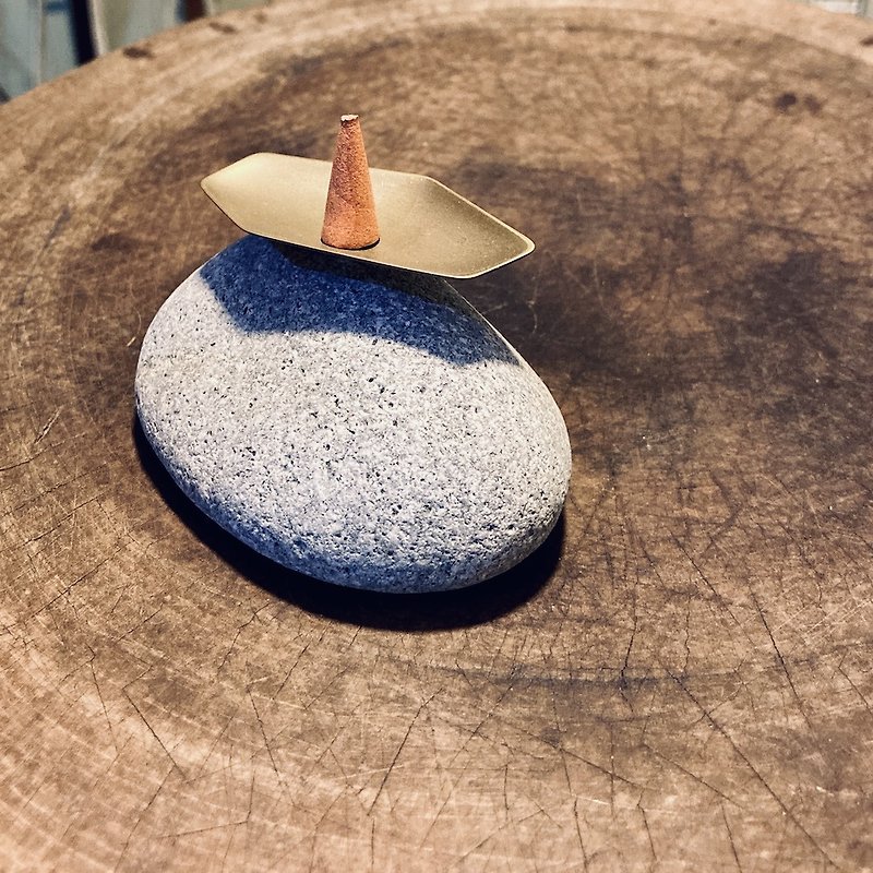 Incense path/incense holder/incense cone holder~Mizong (I small style) handmade Bronze geometric shape with natural raw stone single product - น้ำหอม - ทองแดงทองเหลือง 