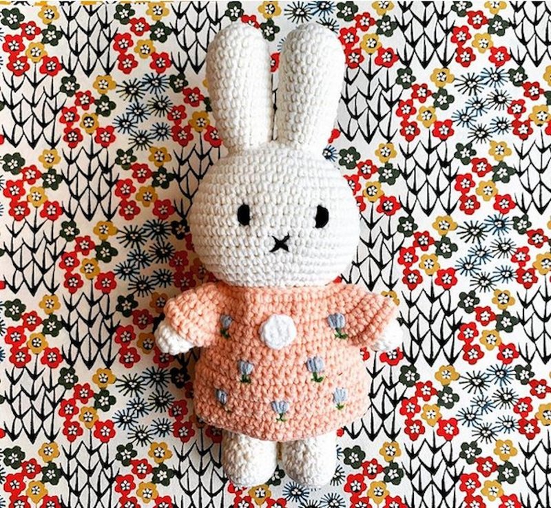 miffy handmade และชุดดอกทิวลิปสีชมพูพาสเทลของเธอ - ตุ๊กตา - ผ้าฝ้าย/ผ้าลินิน สึชมพู