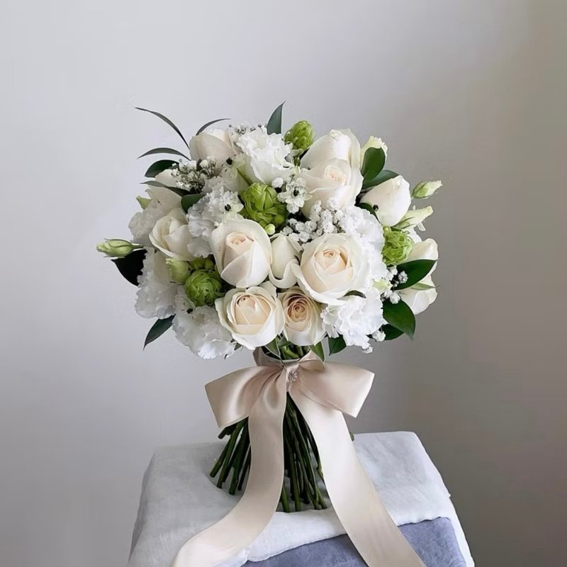 [Flowers] Customized white and green roses and lisianthus spherical flower bouquets - อื่นๆ - พืช/ดอกไม้ ขาว