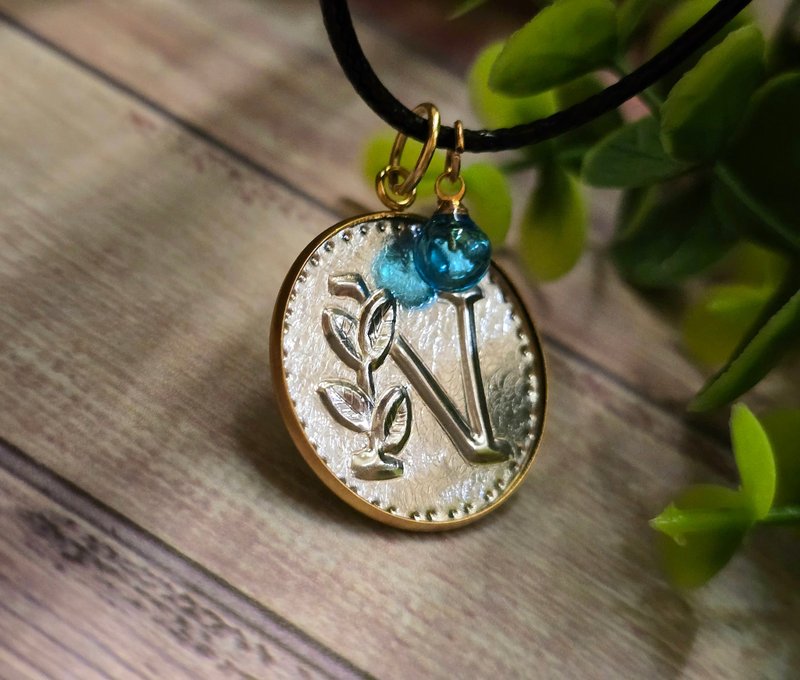 【客製化禮物】聖誕香氛錫雕字母飾品 (項鍊/鑰匙圈) - 金工/飾品 - 其他金屬 