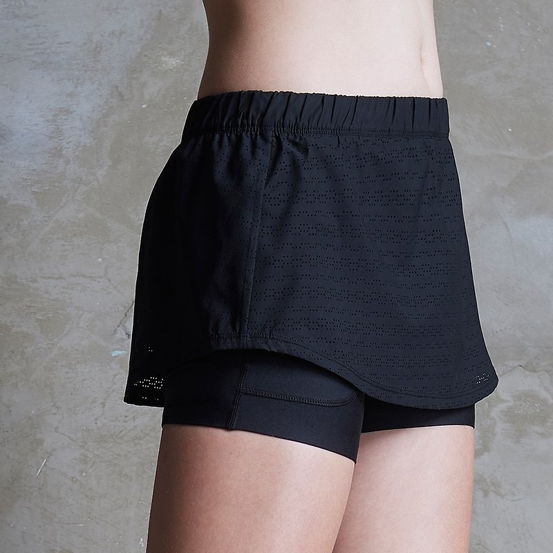 【MACACA】輕悅網球短裙褲 - AQA5131 黑 - 女運動褲/機能褲 - 聚酯纖維 黑色