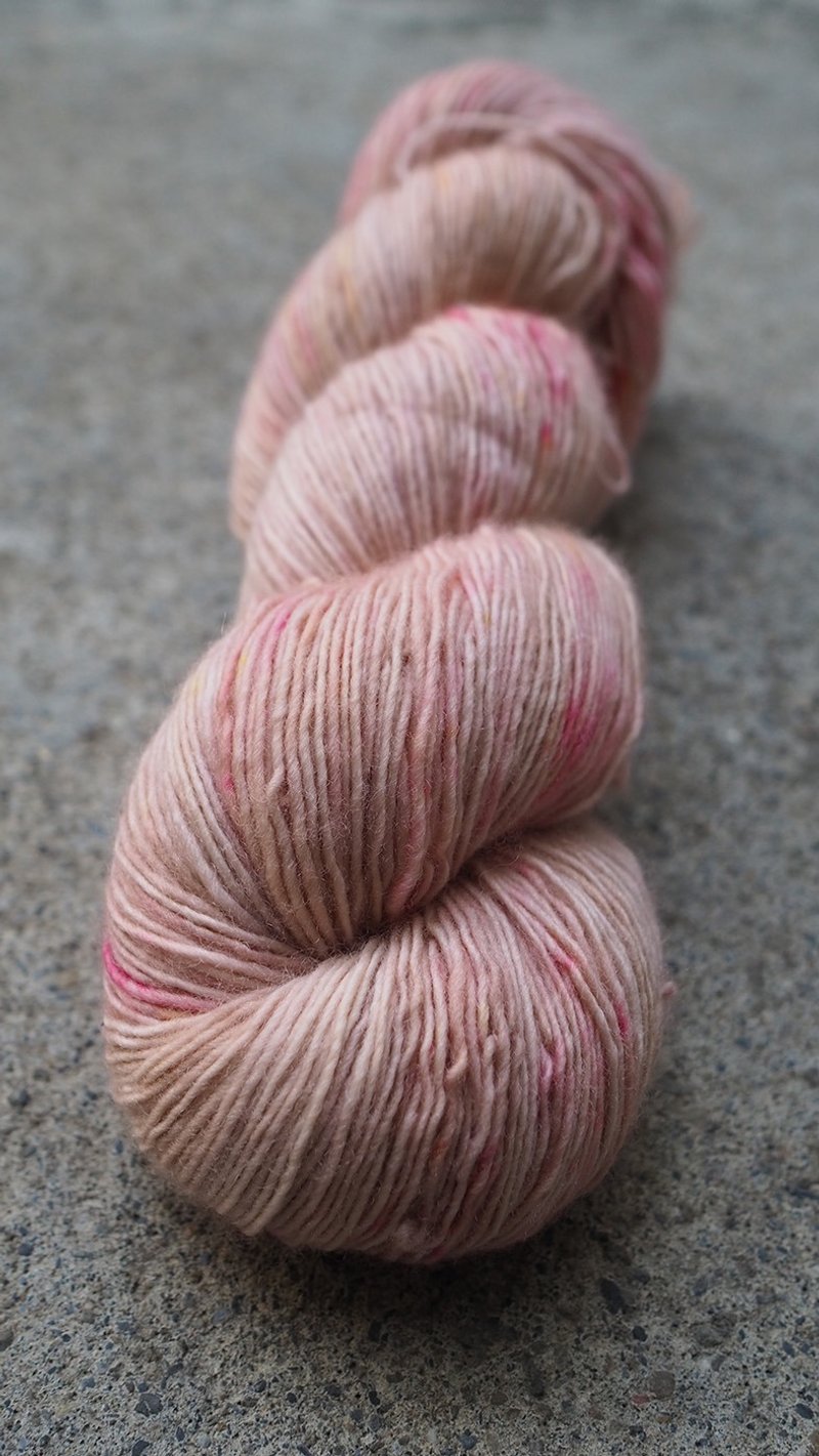 Hand dyed thread. White Peach Rose (Single Strand/Sock Thread/Merino) - Knitting, Embroidery, Felted Wool & Sewing - Wool Multicolor