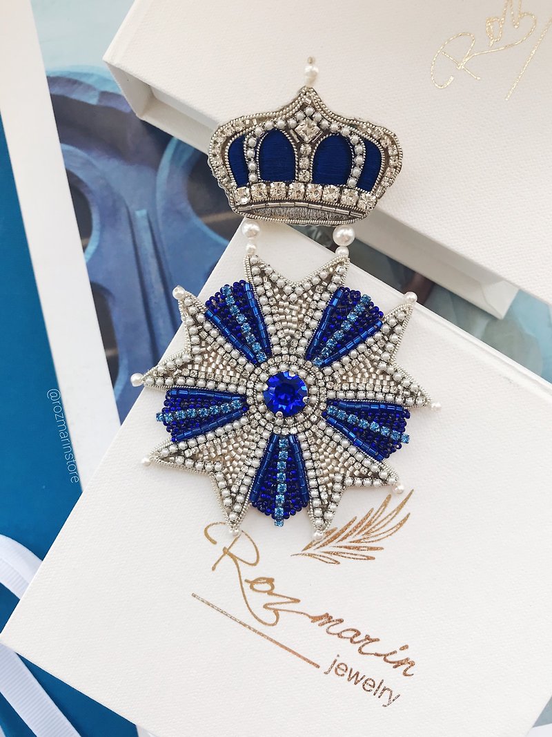 Blue beaded Brooch Handmade Medal pin brooch imperial crown - 胸針/心口針 - 玻璃 藍色
