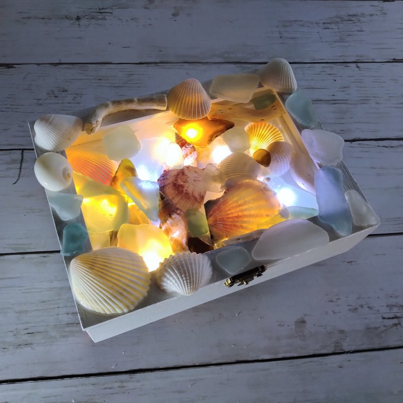 SHELL LIGHT BOX - A small box filled with sparkling shells - ของวางตกแต่ง - เปลือกหอย หลากหลายสี