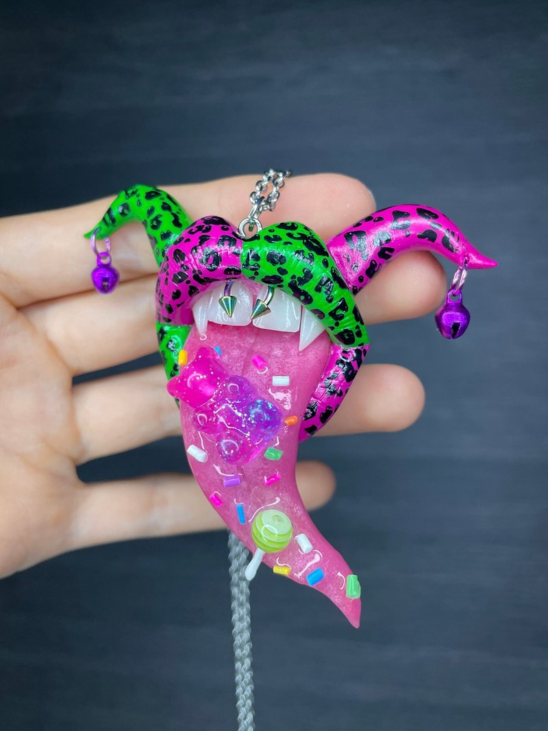 Pendant. Pink & green clown lips with candies. - 項鍊 - 黏土 