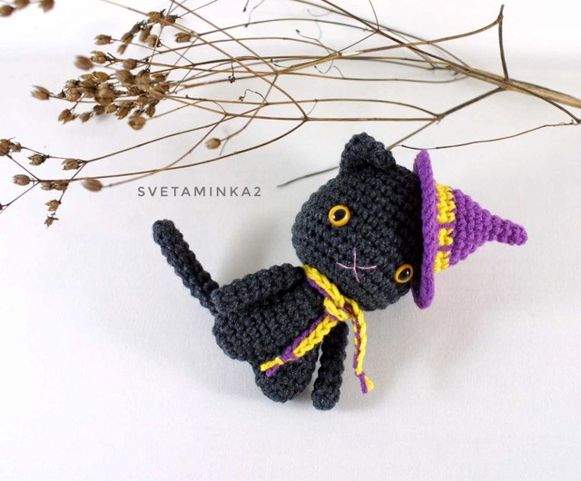 ハロウィンの置物（黒猫）　ハンドメイド 手編み かぎ針編みの黒猫のパターン：ハロウィンの編みぐるみおもちゃ（PDF