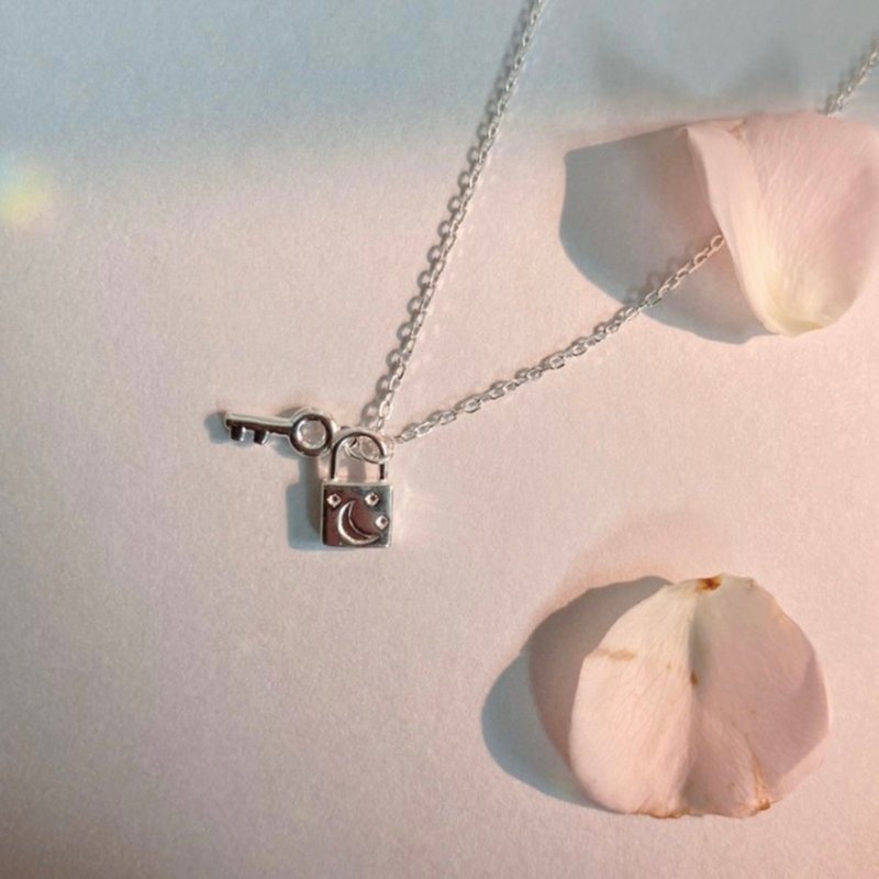 925純銀 迷你鑰匙鎖月亮項鍊 禮物 生日禮物 - 項鍊 - 純銀 銀色