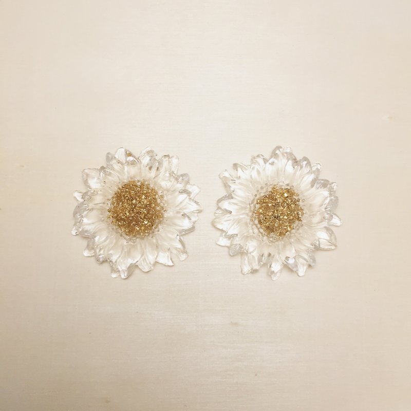 Custom-made retro transparent daisy earrings ear clips - ต่างหู - เรซิน สีใส