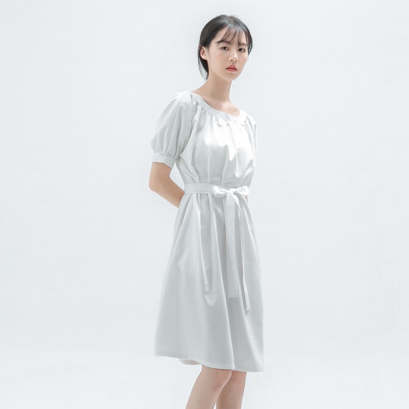 Lush_Ru Yin Folded Dress_20SF102_White Pinstripe - ชุดเดรส - เส้นใยสังเคราะห์ ขาว