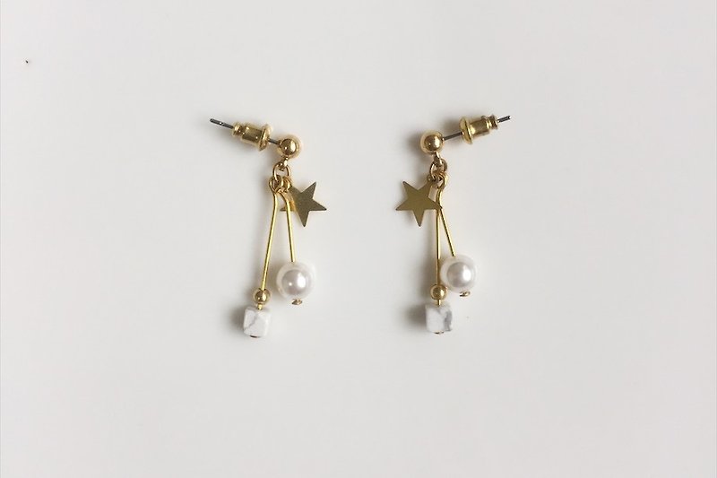 STARS pearl natural stone brass modeling earrings - Earrings & Clip-ons - Gemstone White