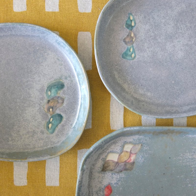 カラフルな波_コーヒー豆3人の兄弟、海の青釉の陶器プレートの在庫心皿 - 小皿 - 陶器 ブルー