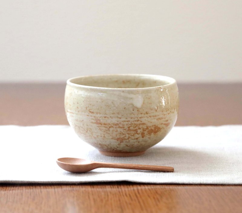 藁灰釉のお湯のみ１ / カフェオレやスープなどにも / On sale - 碗 - 陶 卡其色