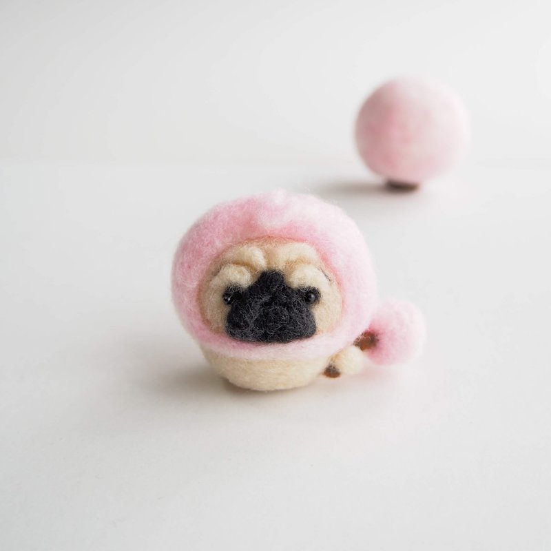 Narikiri Sakura Tree Eyebrow Pug（淺色/黑色）羊毛氈 - 擺飾/家飾品 - 其他人造纖維 粉紅色