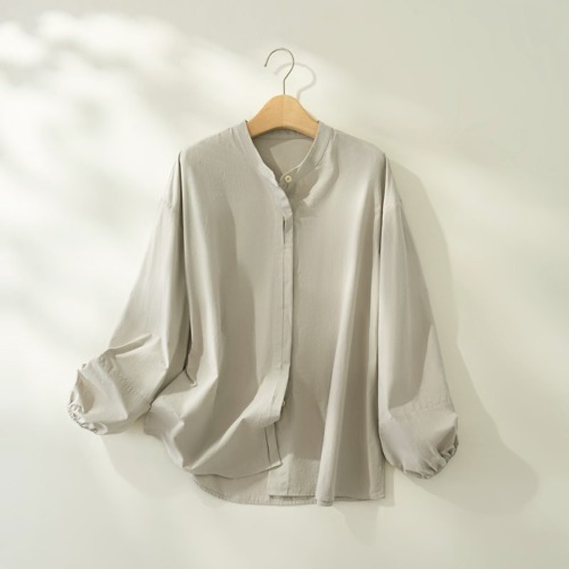 A hand-collared blouse that can be worn for everyday use or special occasions. Shirt blouse, light gray, 240927-1 - เสื้อผู้หญิง - ผ้าฝ้าย/ผ้าลินิน 