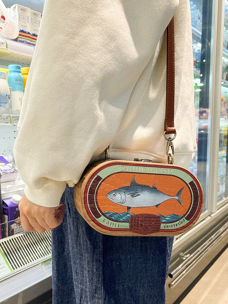 Fanji 2022 new refusal to lie flat canned fish print small round bag casual walnut wood handmade women's bag - กระเป๋าแมสเซนเจอร์ - ไม้ สีนำ้ตาล