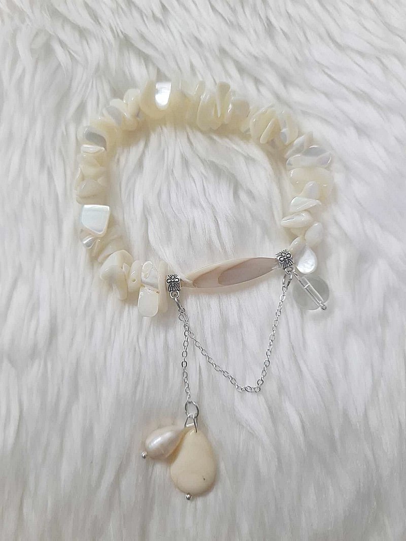 Shell bracelet with natural pearls and clear quartz - 手鍊/手環 - 貝殼 白色