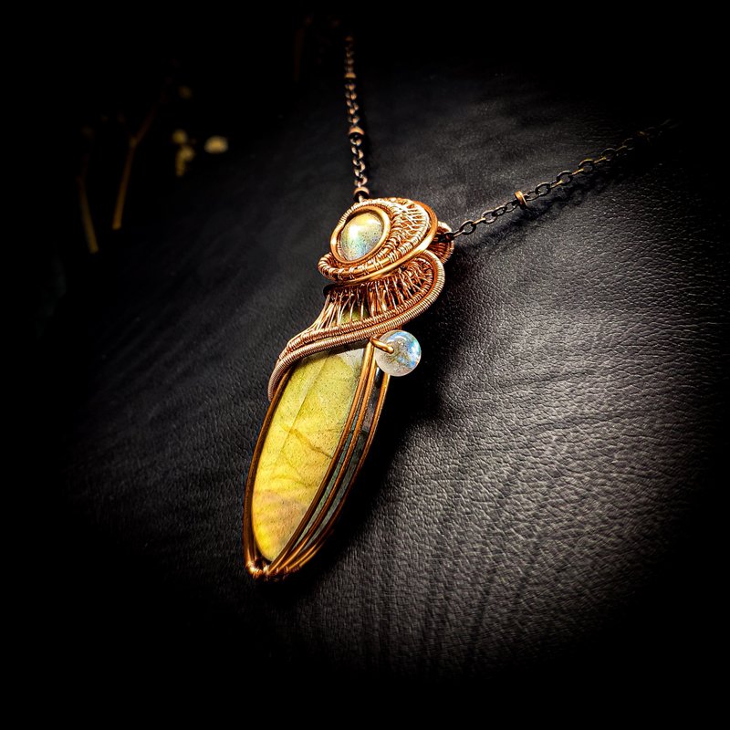 【黃鶯】金屬線編織金暈拉長石項鍊 - 項鍊 - 半寶石 金色