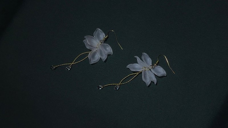 Withering Handmade Bronze Earrings Flower Fall Series - ต่างหู - อะคริลิค ขาว