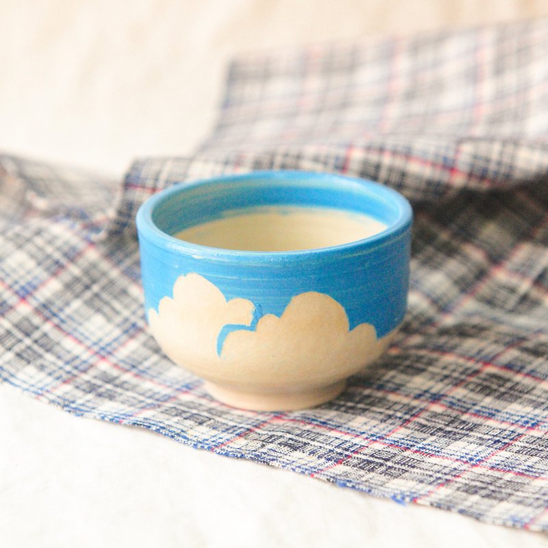 陶器製。青空と白い雲と快適なお茶カップ - 急須・ティーカップ - 陶器 ブルー