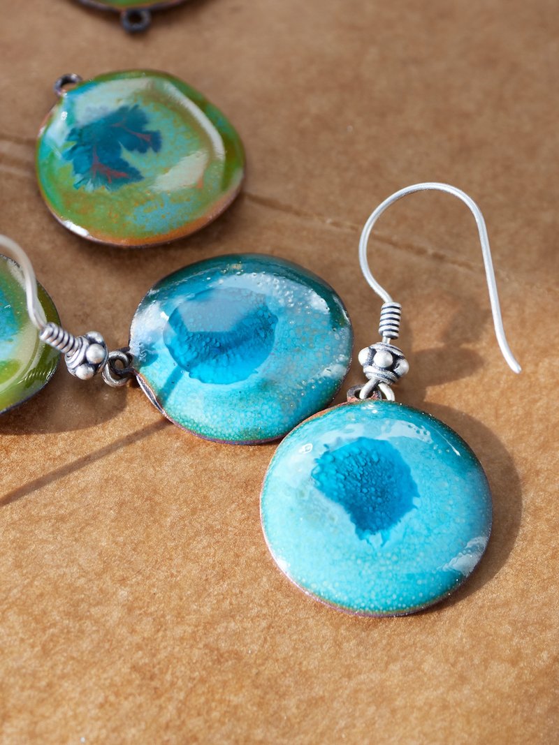 Pure handmade art enamel earrings 20mm round pendant ear hook earrings Peacock Sea - ต่างหู - วัตถุเคลือบ สีน้ำเงิน