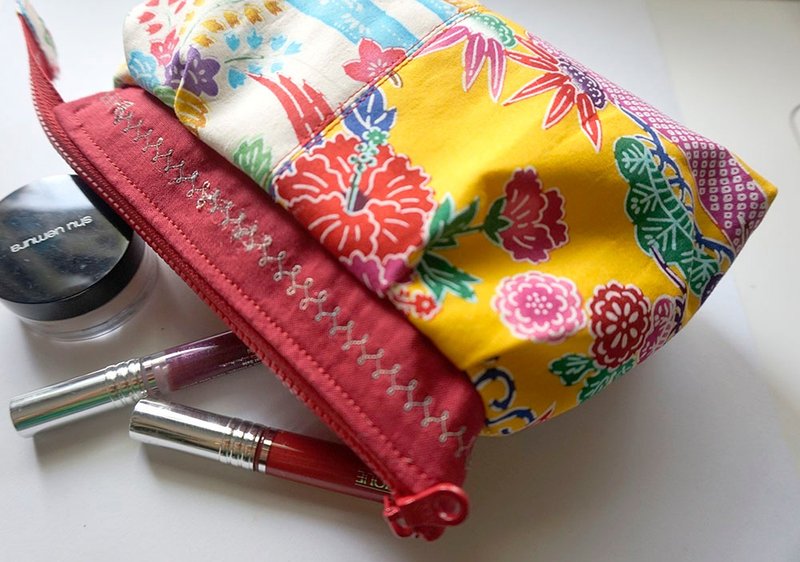 Japanese Okinawa pattern cosmetic bag storage bag small bag - กระเป๋าเครื่องสำอาง - ผ้าฝ้าย/ผ้าลินิน หลากหลายสี