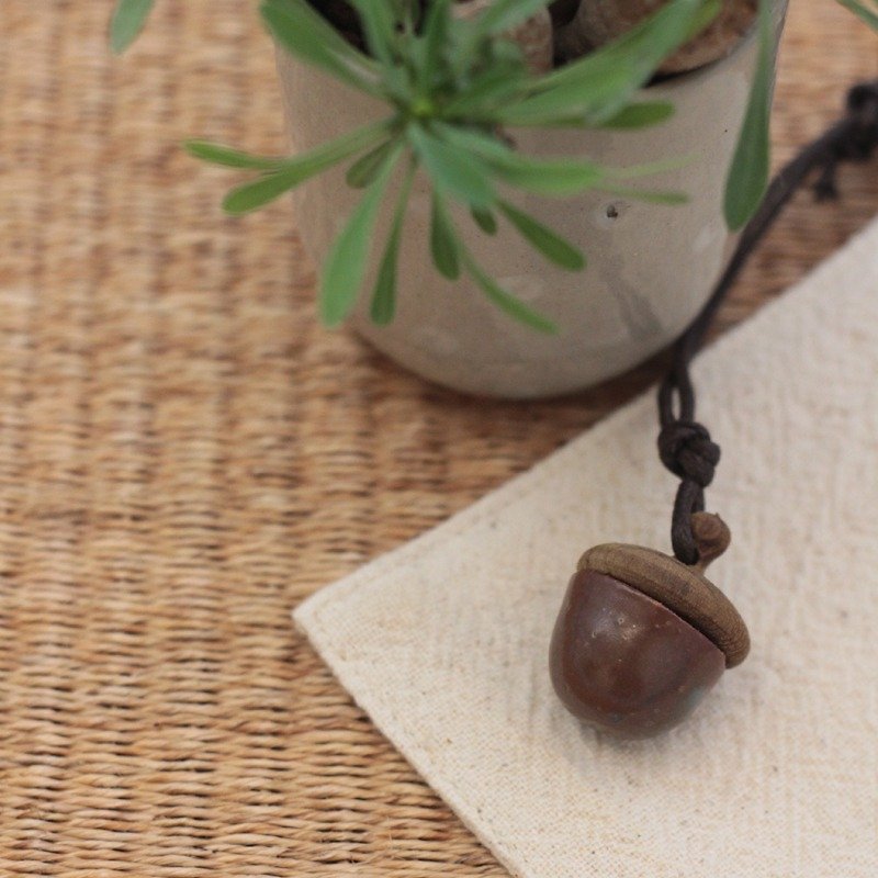 acorn mini pendant - สร้อยคอ - กระดาษ สีกากี