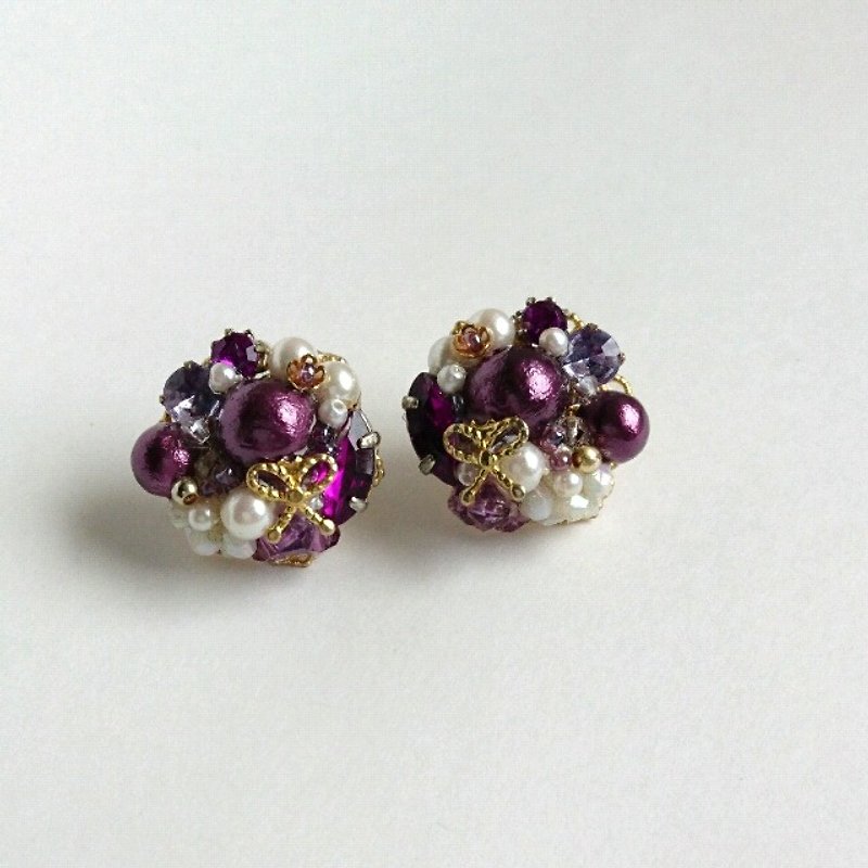 リボン・パール×ビジューのブーケピアス（イヤリング）purple - 耳環/耳夾 - 其他金屬 紫色