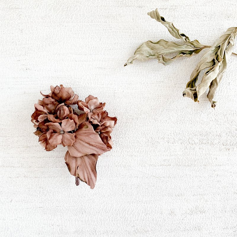 Corsage: Hydrangea of ​​sepia color. (Type-A) - เข็มกลัด/ข้อมือดอกไม้ - ผ้าฝ้าย/ผ้าลินิน สีนำ้ตาล