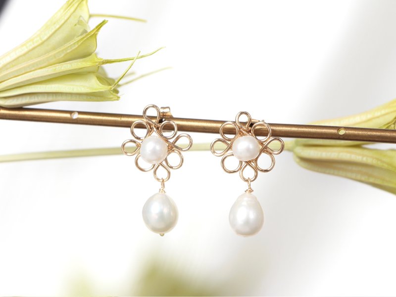 14kgf-flower motif pearl pierced earrings/can change to clip-on - 耳環/耳夾/耳骨夾 - 其他金屬 白色