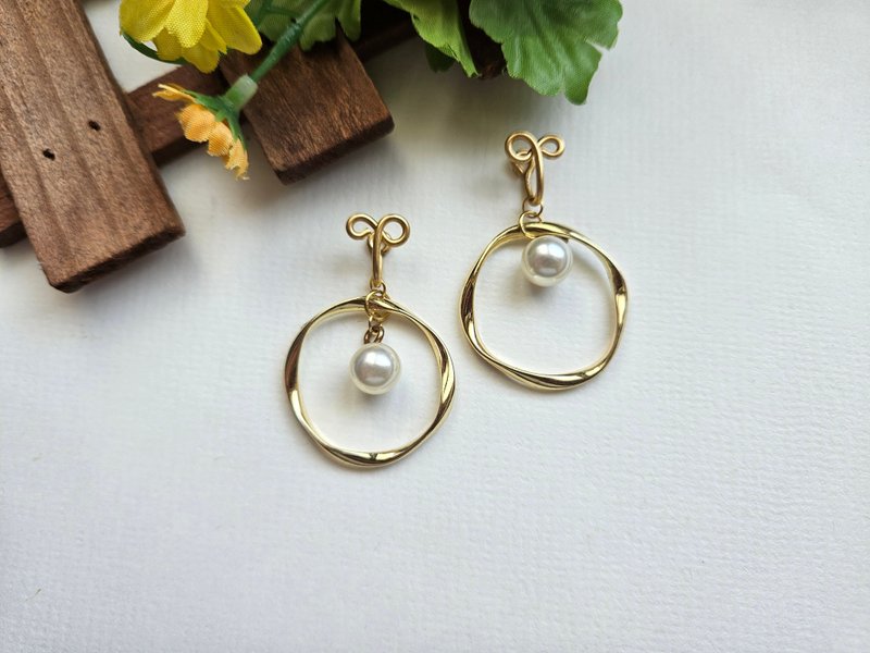 [Swinging Pearls] Painless Clip-On, clip-on earrings, ear hooks - ต่างหู - วัสดุอื่นๆ 