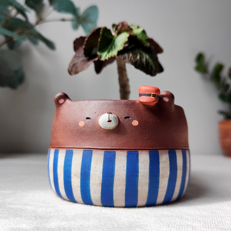 Brown bear planter. Handmade pot with drainage hole. - เซรามิก - ดินเผา 