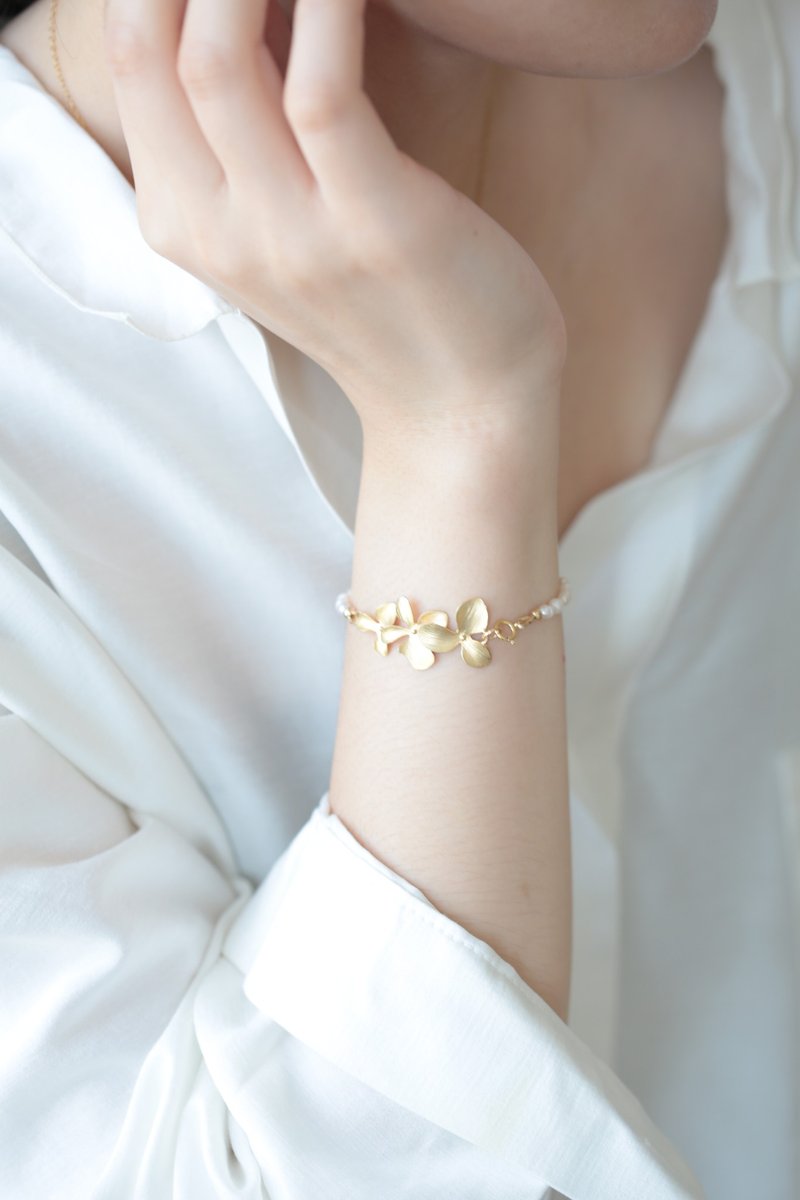 Elegant Hydrangea Pearl Bracelet - Bracelets - Pearl 