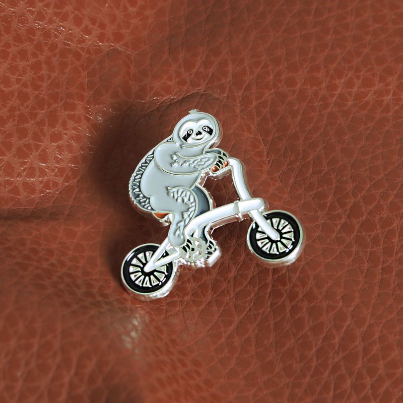 Sloth Rider Enamel Pin – Gift for Cyclists – Bicycle Pin – Foldie Pin - 徽章/別針 - 其他金屬 多色