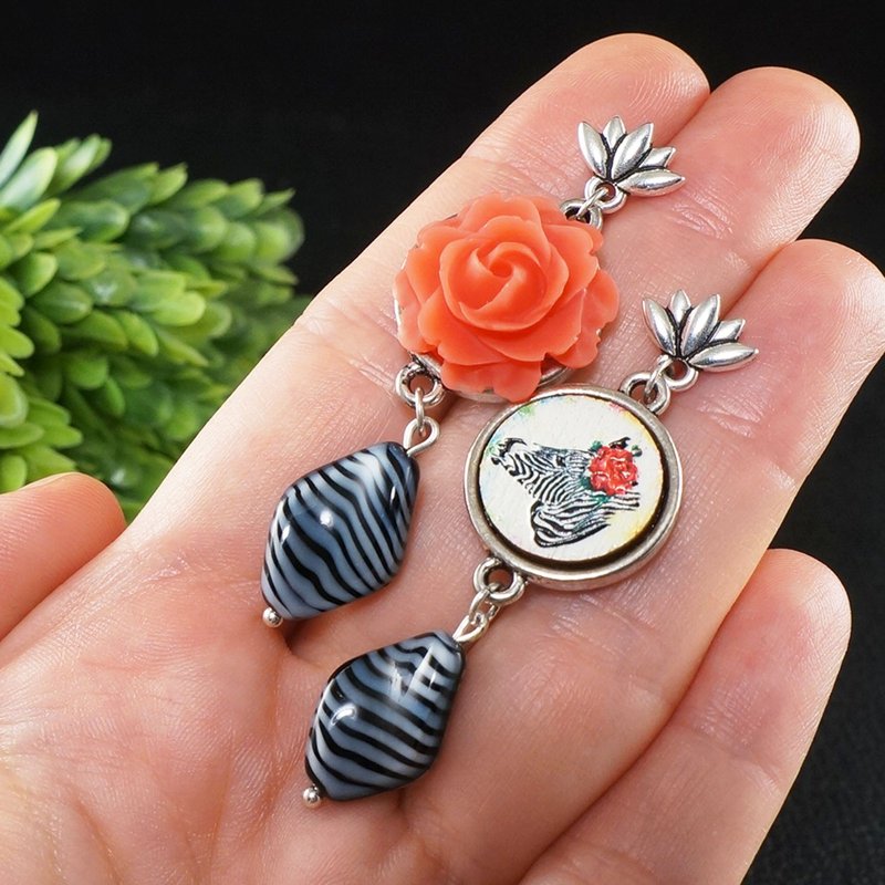 Pink Rose Zebra Black and White Striped Animal Print Mismatched Earrings Jewelry - 耳環/耳夾/耳骨夾 - 其他材質 粉紅色