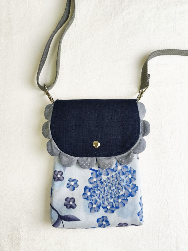 Watercolor Blue Hydrangea Phone Sling Bag / Phone Pouch / Everyday Carry Bag - กระเป๋าแมสเซนเจอร์ - ผ้าฝ้าย/ผ้าลินิน 