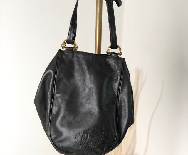 日本直送 名牌中古包 】LOEWE ロエベ アナグラム レザー 巾着 ショルダーバッグ ブラック vintage ヴィンテージ オールド 8v2jtw  - ショップ VintageShop solo ショルダーバッグ - Pinkoi