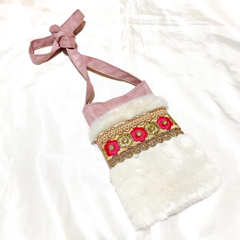 Flower lace fur pocket smartphone shoulderbag - กระเป๋าแมสเซนเจอร์ - วัสดุอื่นๆ สึชมพู