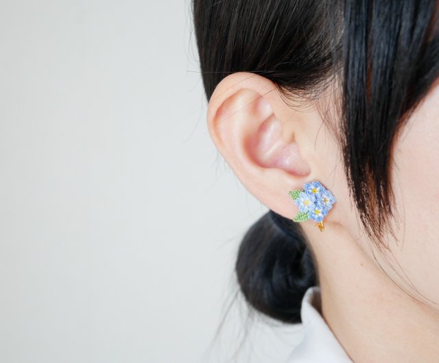 小さな勿忘草(ワスレナグサ)のピアス/イヤリング (受注制作、お花