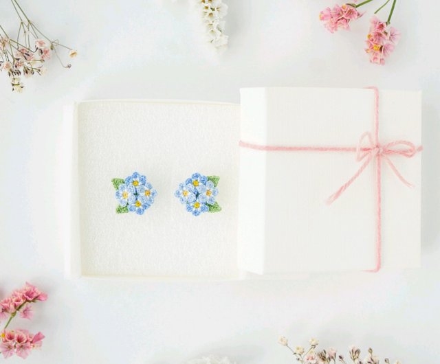 小さな勿忘草(ワスレナグサ)のピアス/イヤリング (受注制作、お花