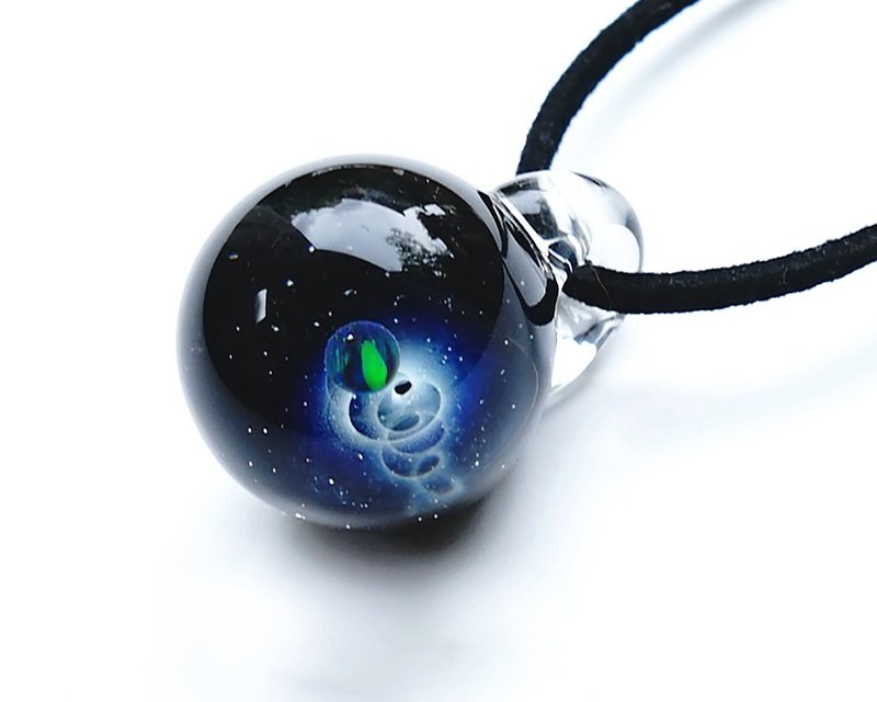 青く光る 宇宙の世界。ブラックオパール入り ガラス ペンダント 星 惑星 宇宙 - ネックレス - ガラス ブルー