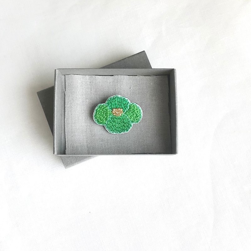 Brooch / Hand embroidery / Flower green 002 / Limited edition / 1 item - เข็มกลัด - ผ้าฝ้าย/ผ้าลินิน สีเขียว