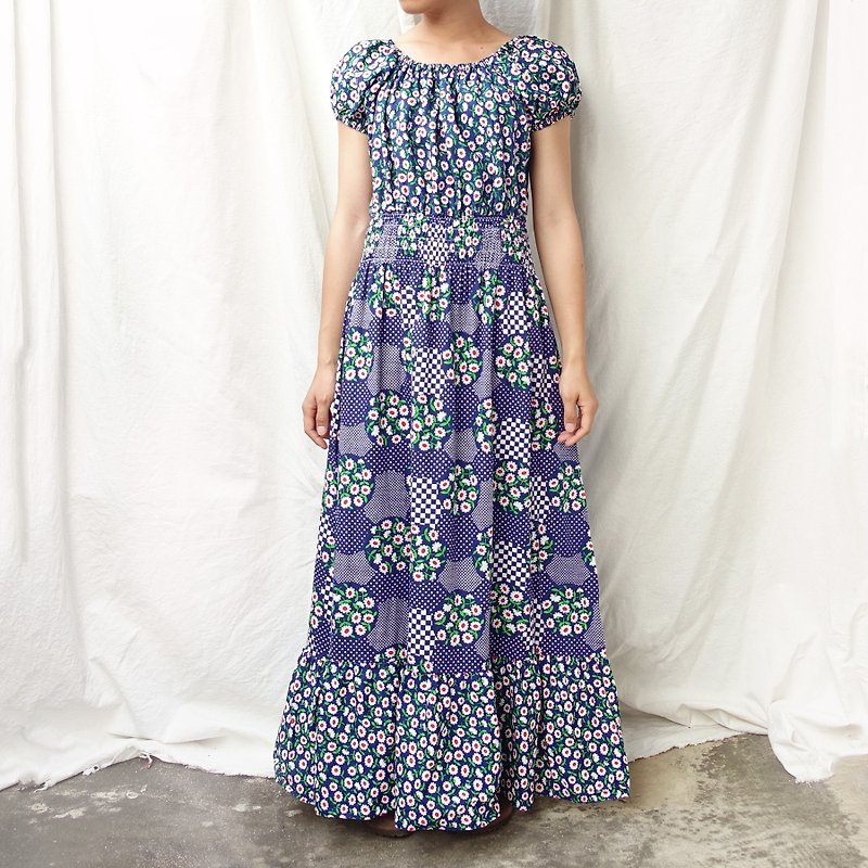 BajuTua/vintage/70's American-made honeycomb patchwork floral long dress - ชุดเดรส - ผ้าฝ้าย/ผ้าลินิน สีน้ำเงิน