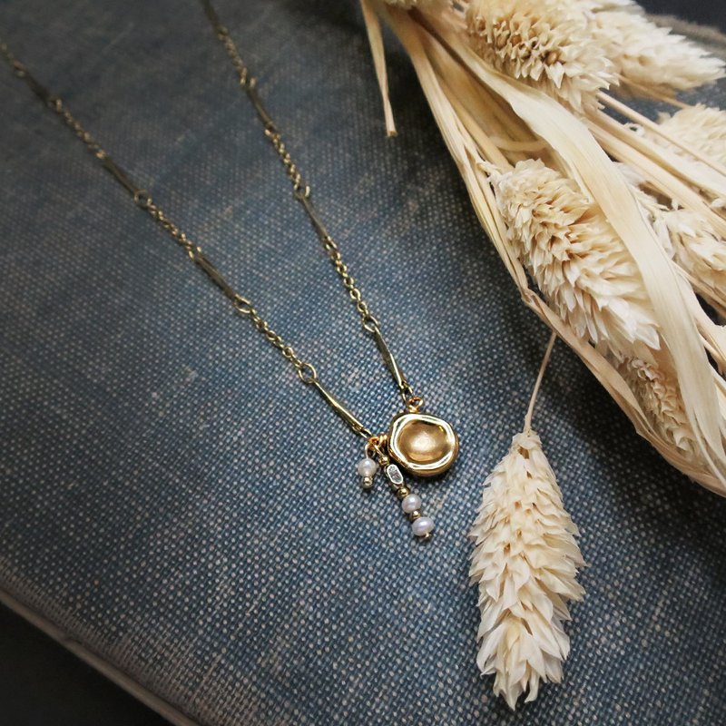 VIIART. A crow. Pearl vintage gold necklace | clavicle chain double-sided European and American multi-level INS street style - Necklaces - Copper & Brass Gold