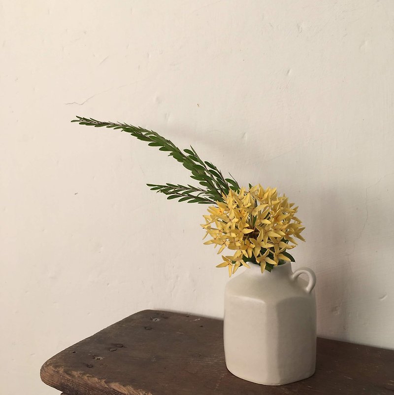 【 小丸花器 】白白 樸潔 一輪插   角角 花器 - 花瓶/花器 - 陶 白色