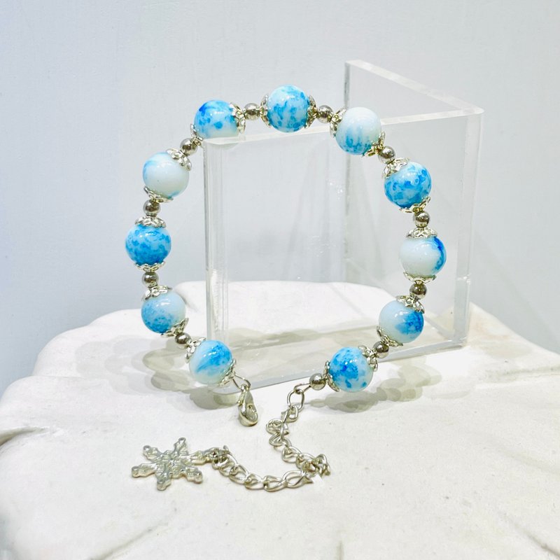 Taiwanese designer handmade jewelry-ice crystal bead bracelet [Vacation-Blue Bubbles] - สร้อยข้อมือ - กระจกลาย 