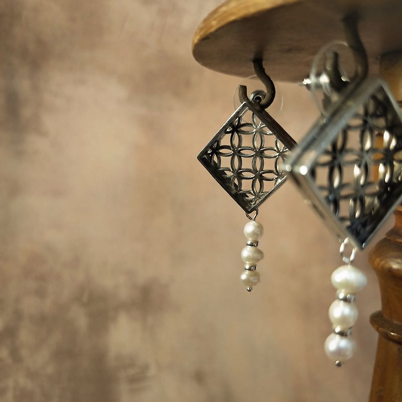 Window grille pearl earrings-your old soul - ต่างหู - เงิน สีเงิน